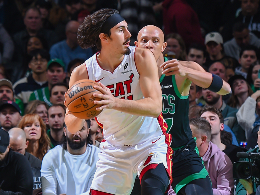 凯尔特人轻取热火，浓眉哥点燃赛场