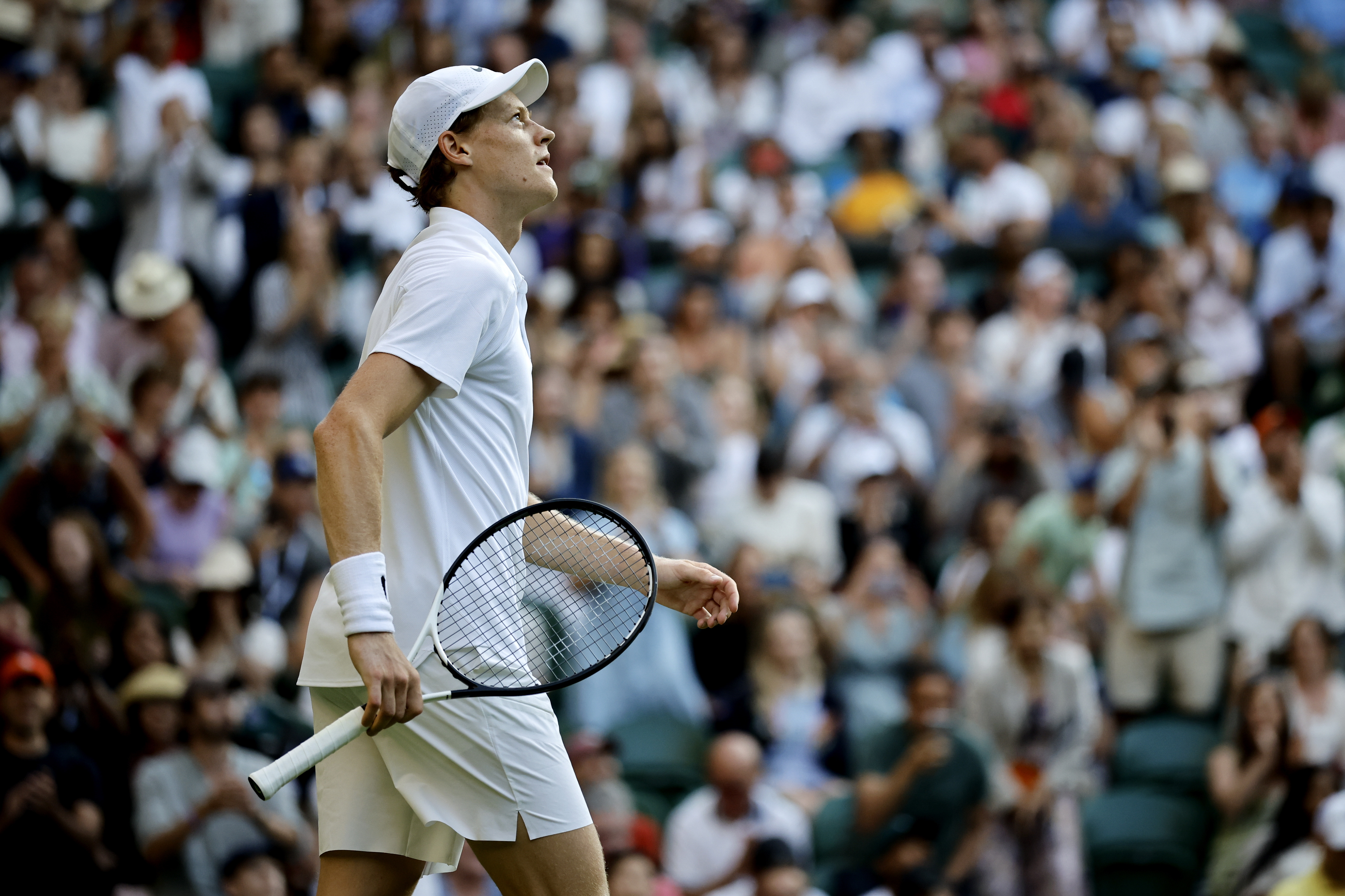 法网翻盘温网，辛纳带队取胜